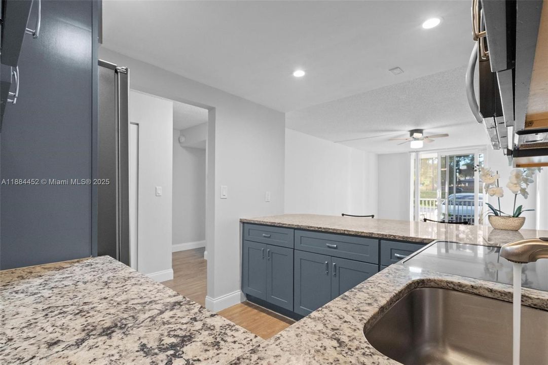 For Sale: $200,000 (1 beds, 1 baths, 728 Square Feet)