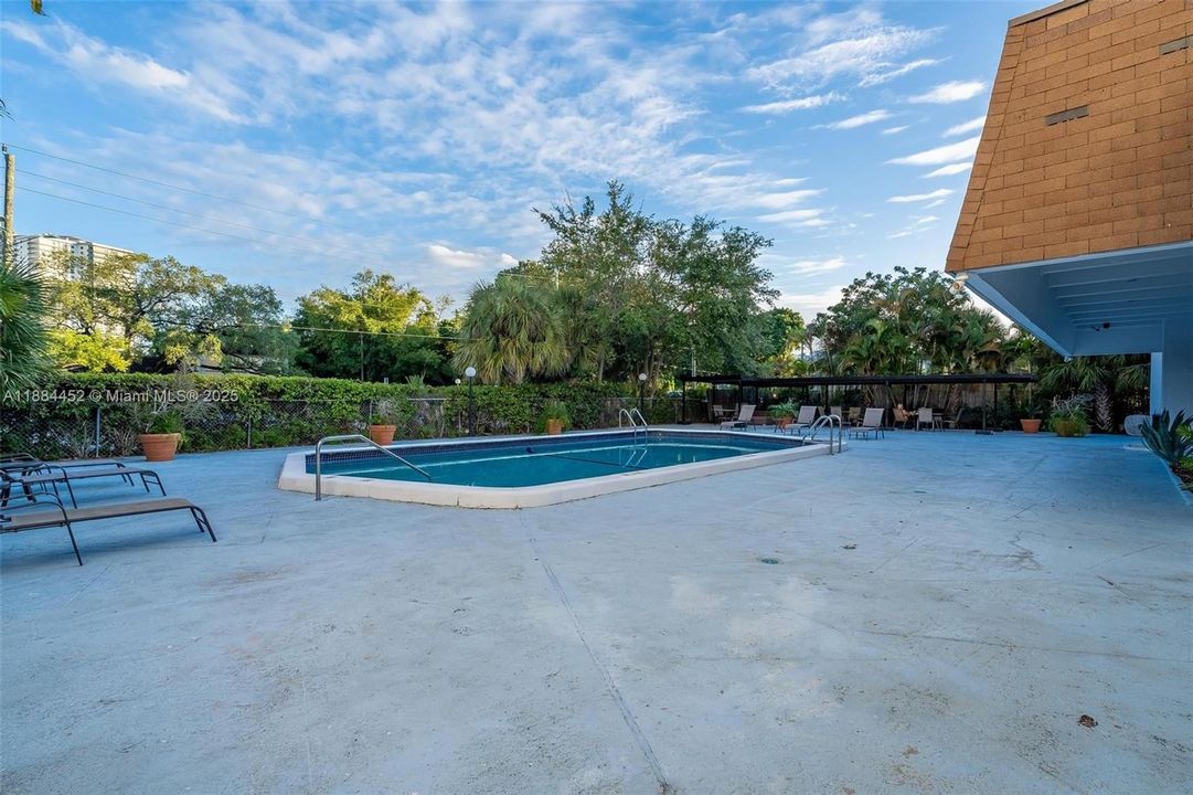 For Sale: $200,000 (1 beds, 1 baths, 728 Square Feet)