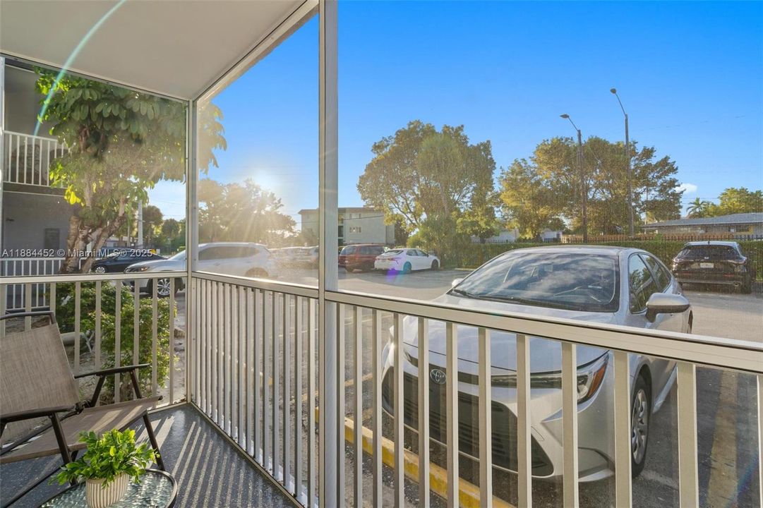 For Sale: $200,000 (1 beds, 1 baths, 728 Square Feet)