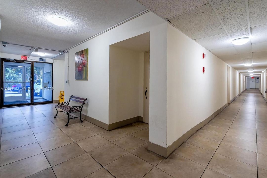 For Sale: $200,000 (1 beds, 1 baths, 728 Square Feet)