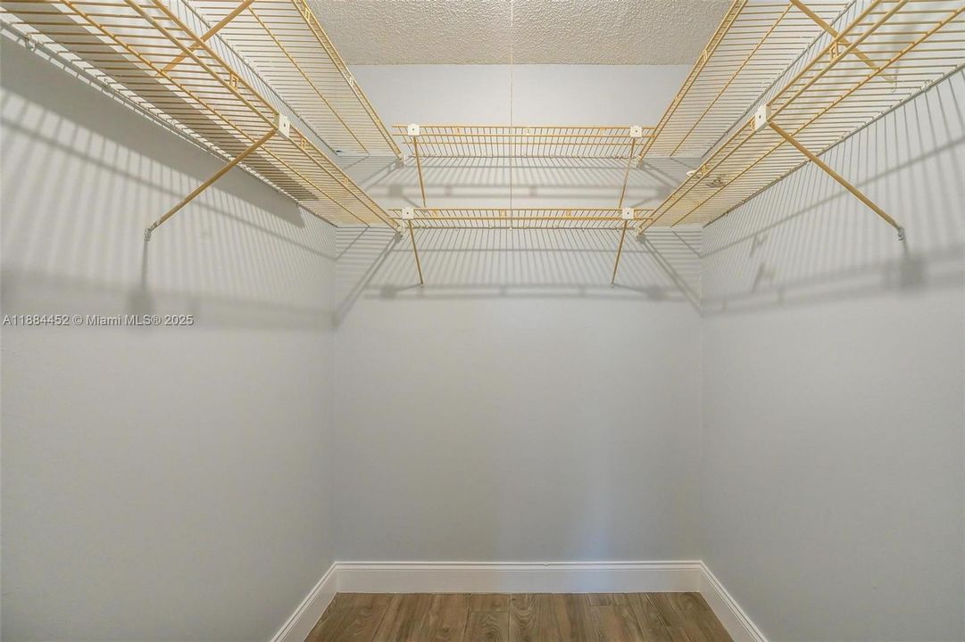 For Sale: $200,000 (1 beds, 1 baths, 728 Square Feet)