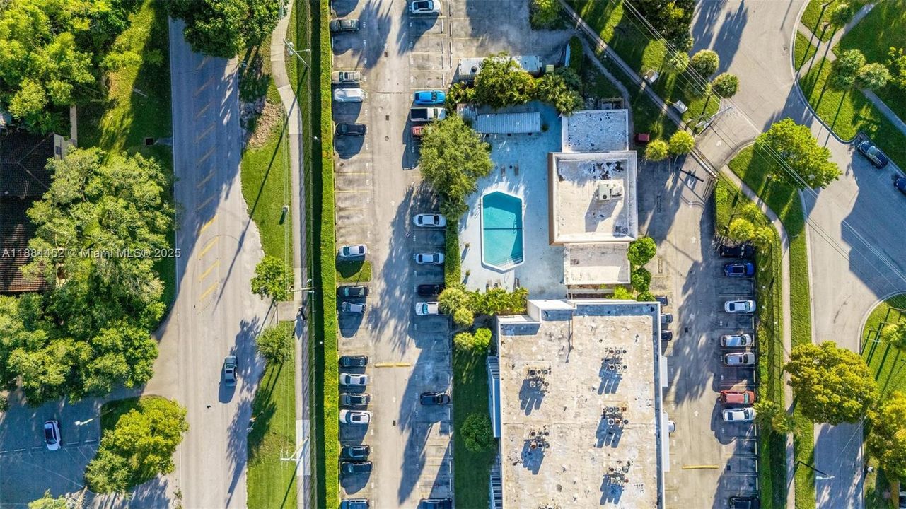 For Sale: $200,000 (1 beds, 1 baths, 728 Square Feet)