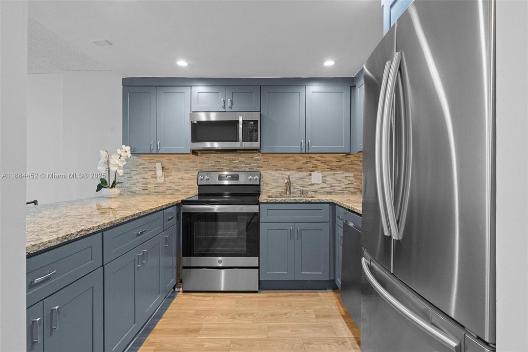 For Sale: $200,000 (1 beds, 1 baths, 728 Square Feet)