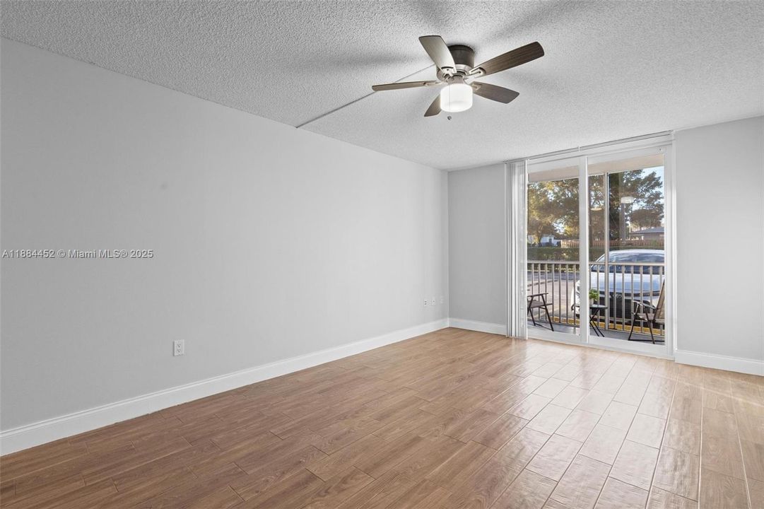 For Sale: $200,000 (1 beds, 1 baths, 728 Square Feet)