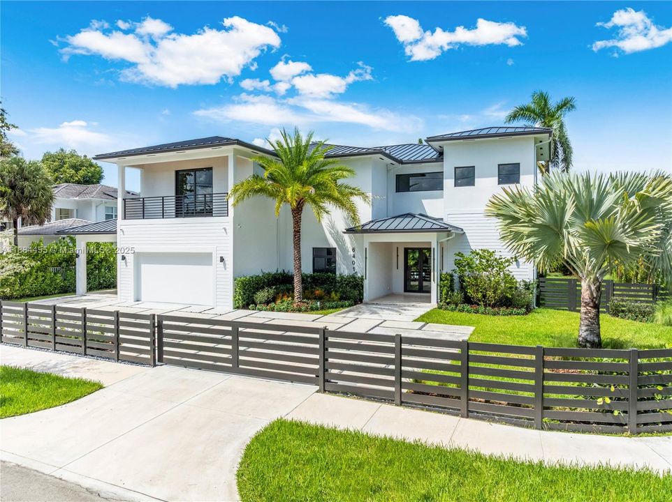 合同活跃: $5,500,000 (6 贝兹, 7 浴室, 6028 平方英尺)