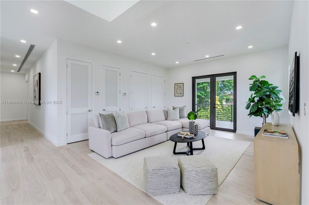 合同活跃: $5,500,000 (6 贝兹, 7 浴室, 6028 平方英尺)