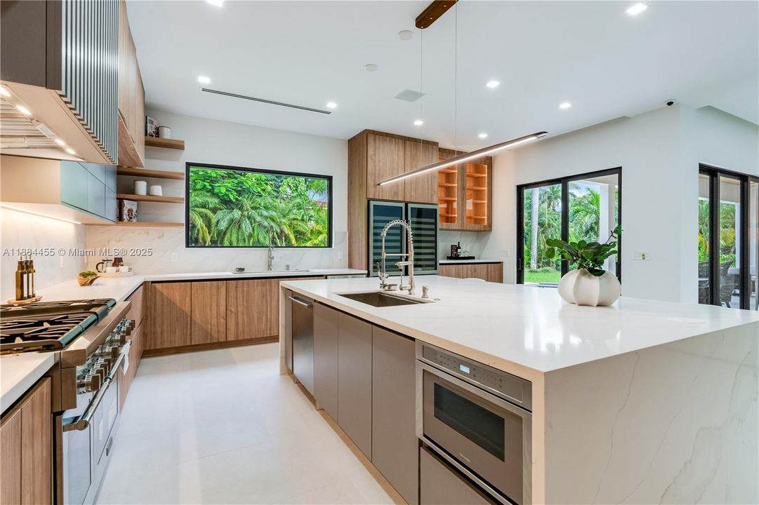 合同活跃: $5,500,000 (6 贝兹, 7 浴室, 6028 平方英尺)