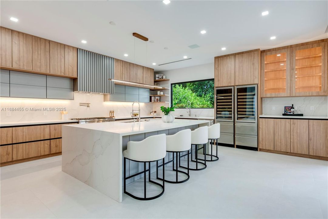 合同活跃: $5,500,000 (6 贝兹, 7 浴室, 6028 平方英尺)