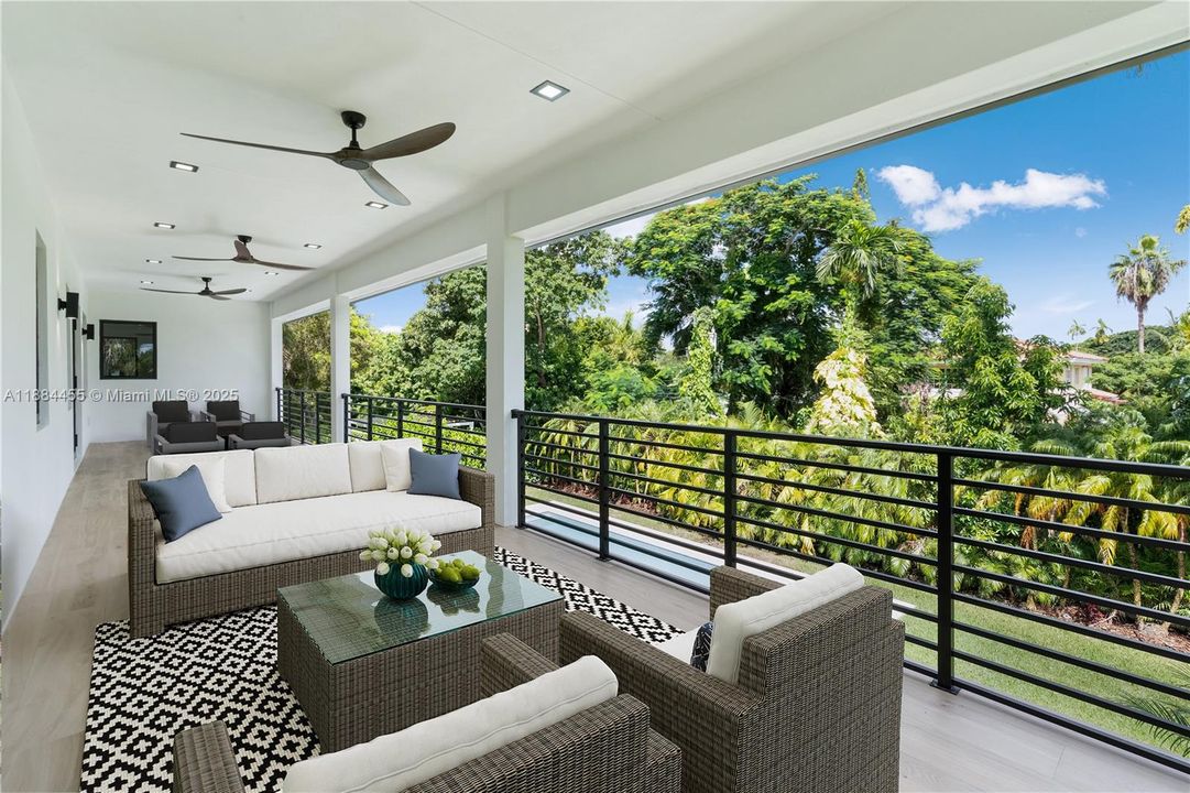 合同活跃: $5,500,000 (6 贝兹, 7 浴室, 6028 平方英尺)