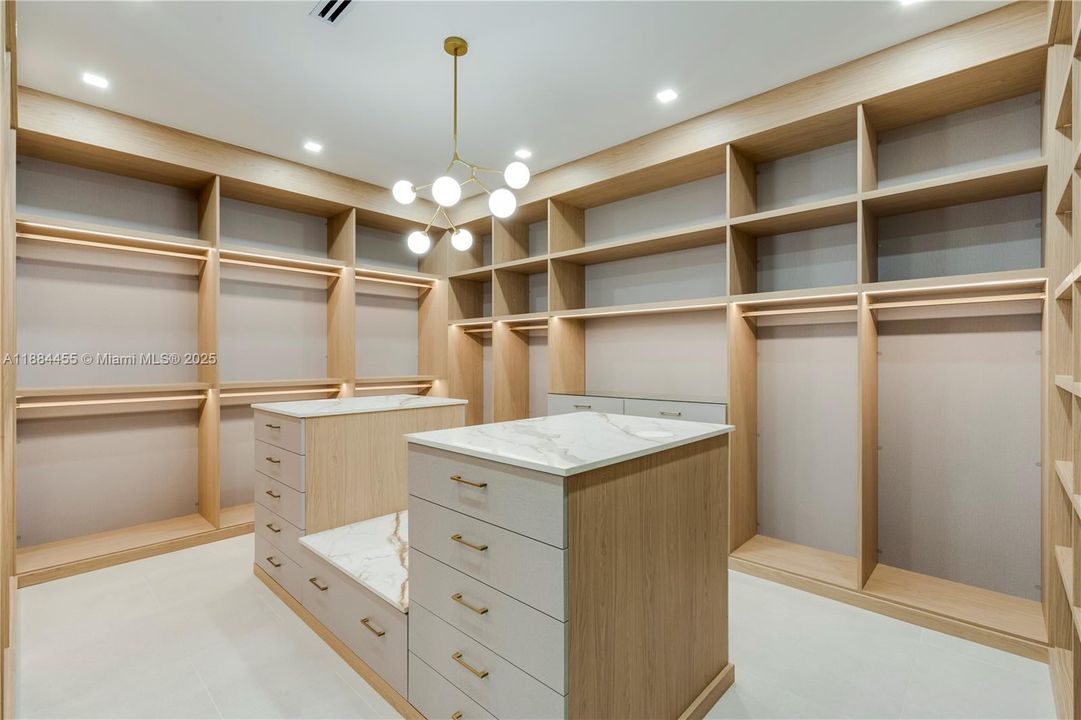 合同活跃: $5,500,000 (6 贝兹, 7 浴室, 6028 平方英尺)