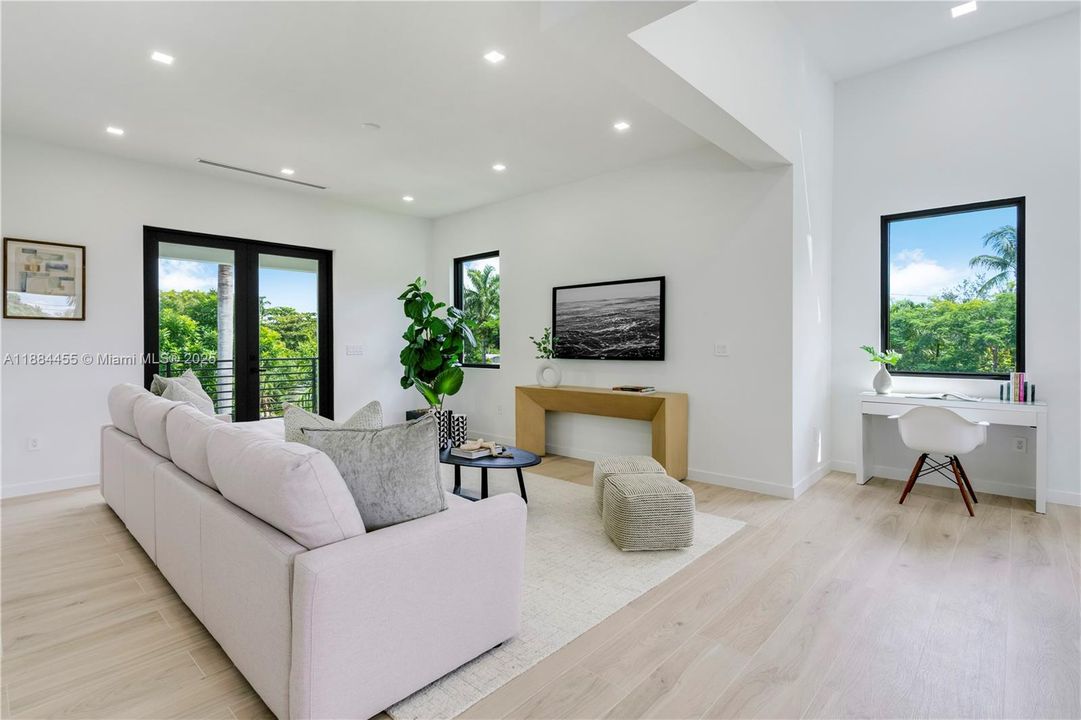 合同活跃: $5,500,000 (6 贝兹, 7 浴室, 6028 平方英尺)