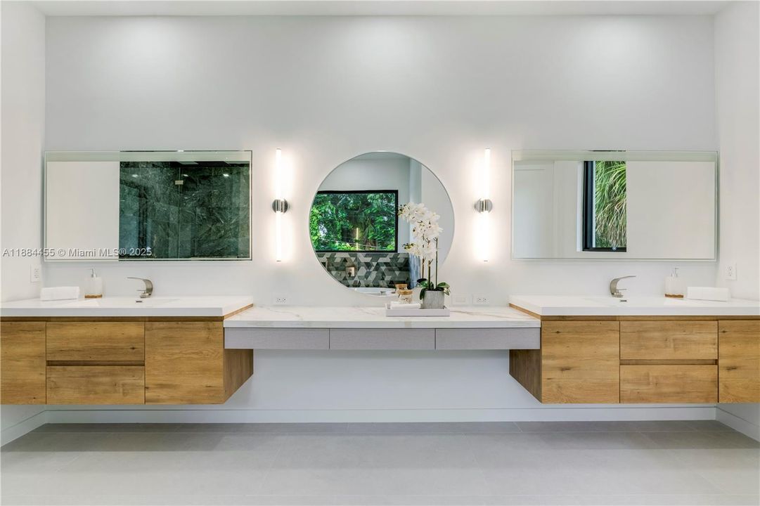 合同活跃: $5,500,000 (6 贝兹, 7 浴室, 6028 平方英尺)