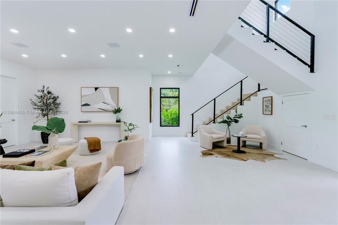 合同活跃: $5,500,000 (6 贝兹, 7 浴室, 6028 平方英尺)