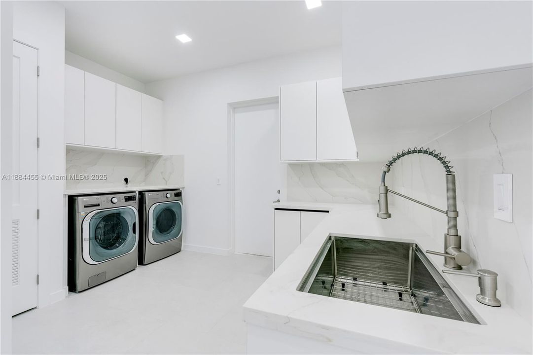 合同活跃: $5,500,000 (6 贝兹, 7 浴室, 6028 平方英尺)