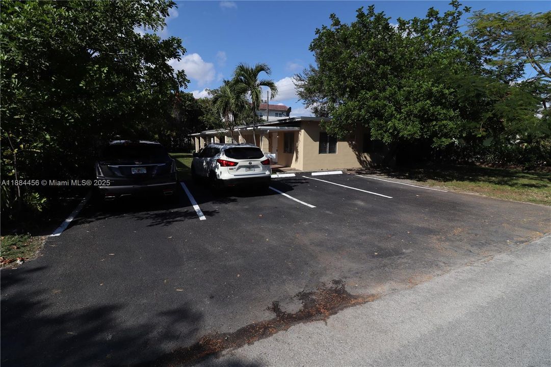 合同活跃: $1,400 (1 贝兹, 1 浴室, 650 平方英尺)