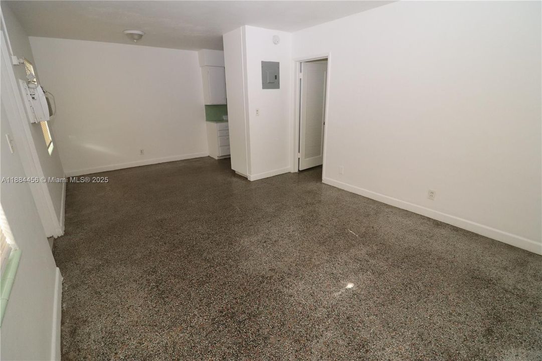 合同活跃: $1,400 (1 贝兹, 1 浴室, 650 平方英尺)