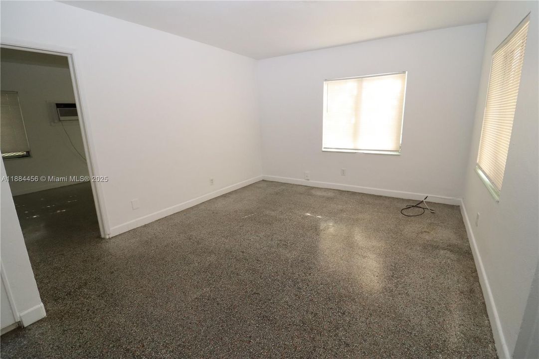 合同活跃: $1,400 (1 贝兹, 1 浴室, 650 平方英尺)