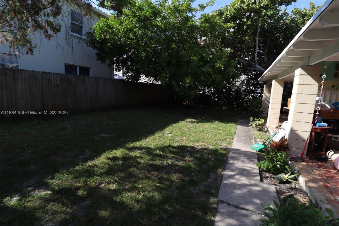 合同活跃: $1,400 (1 贝兹, 1 浴室, 650 平方英尺)