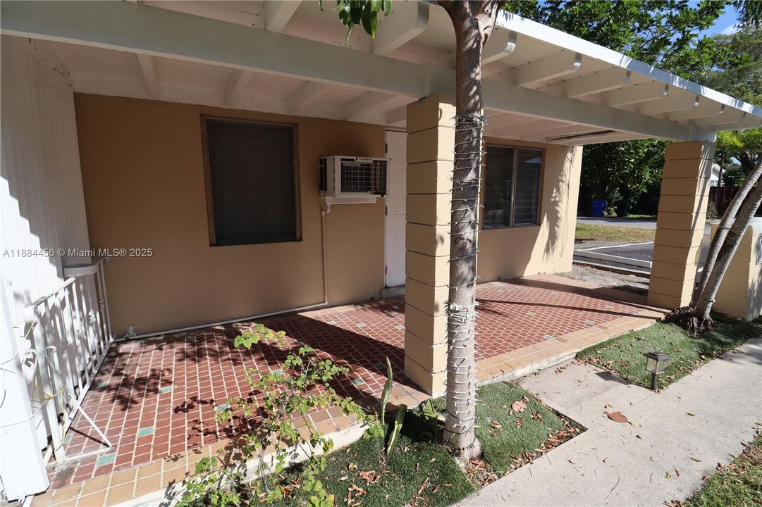 合同活跃: $1,400 (1 贝兹, 1 浴室, 650 平方英尺)