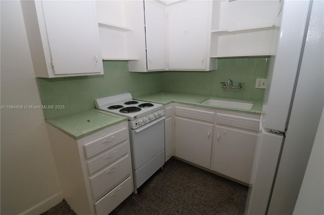 合同活跃: $1,400 (1 贝兹, 1 浴室, 650 平方英尺)