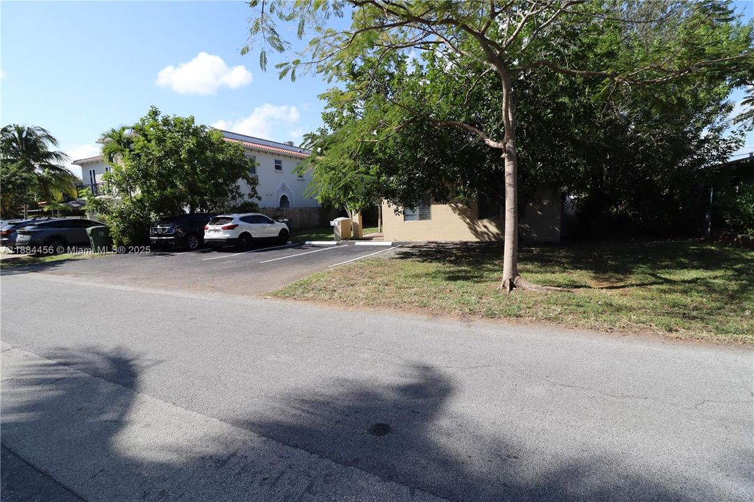 合同活跃: $1,400 (1 贝兹, 1 浴室, 650 平方英尺)