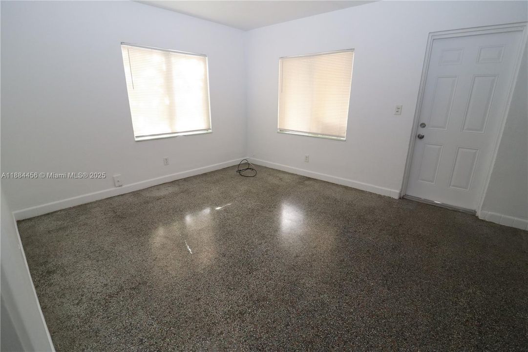 合同活跃: $1,400 (1 贝兹, 1 浴室, 650 平方英尺)