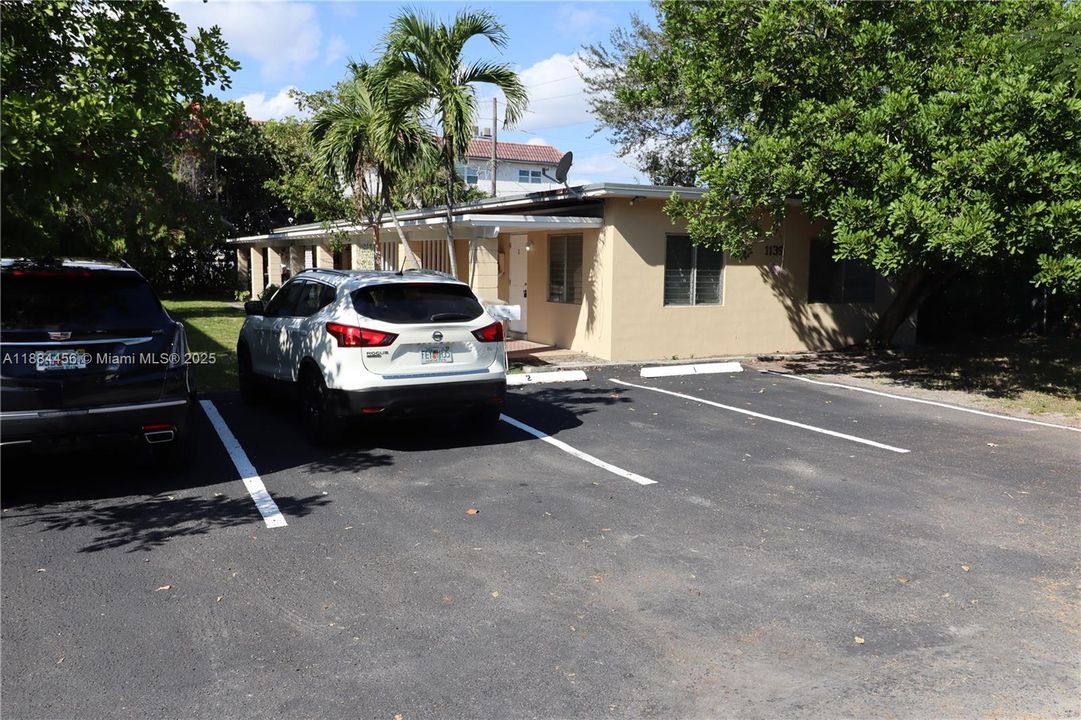 合同活跃: $1,400 (1 贝兹, 1 浴室, 650 平方英尺)