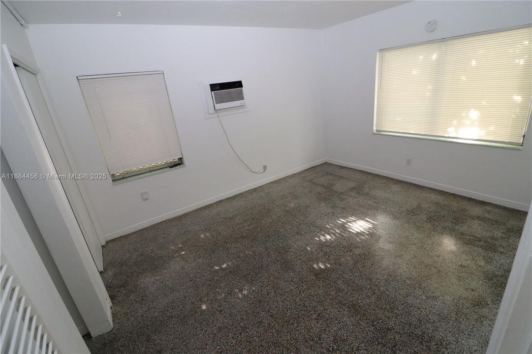 合同活跃: $1,400 (1 贝兹, 1 浴室, 650 平方英尺)