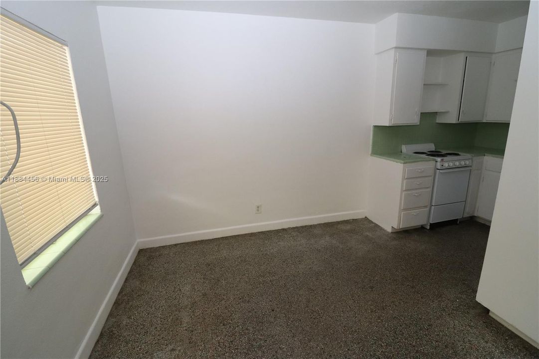 合同活跃: $1,400 (1 贝兹, 1 浴室, 650 平方英尺)