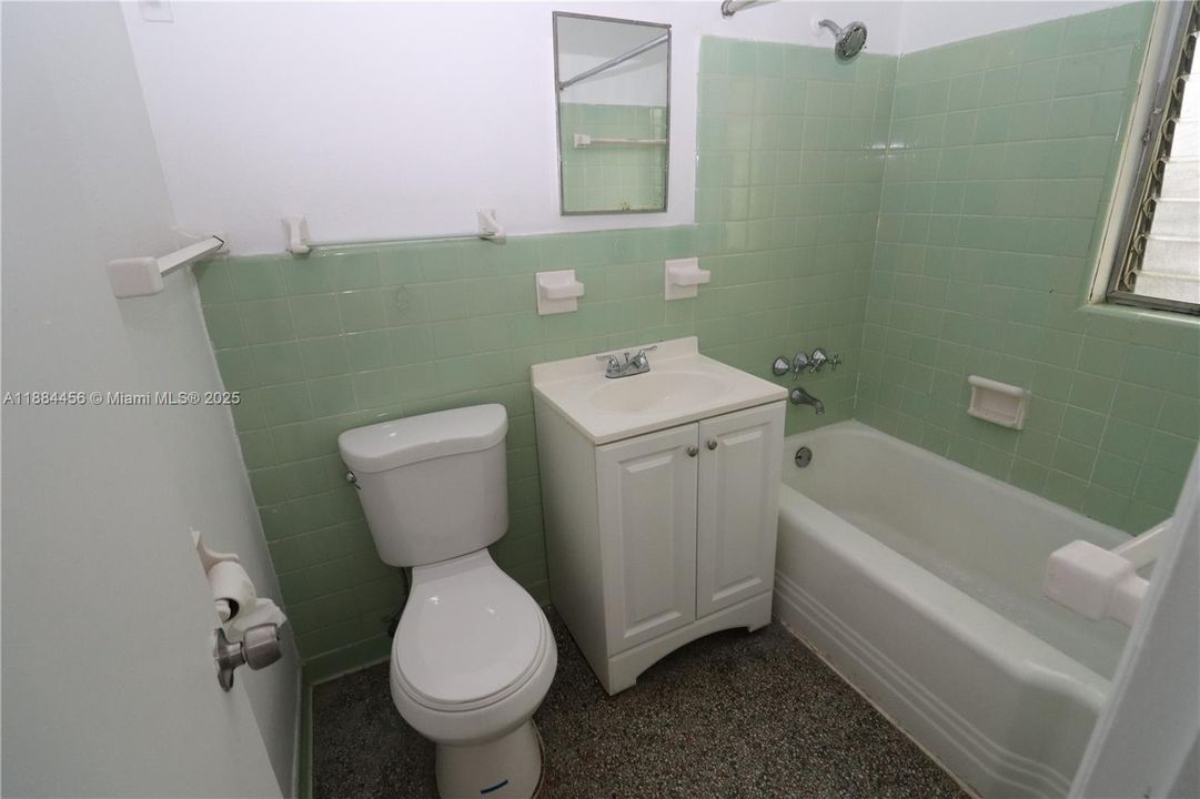 合同活跃: $1,400 (1 贝兹, 1 浴室, 650 平方英尺)