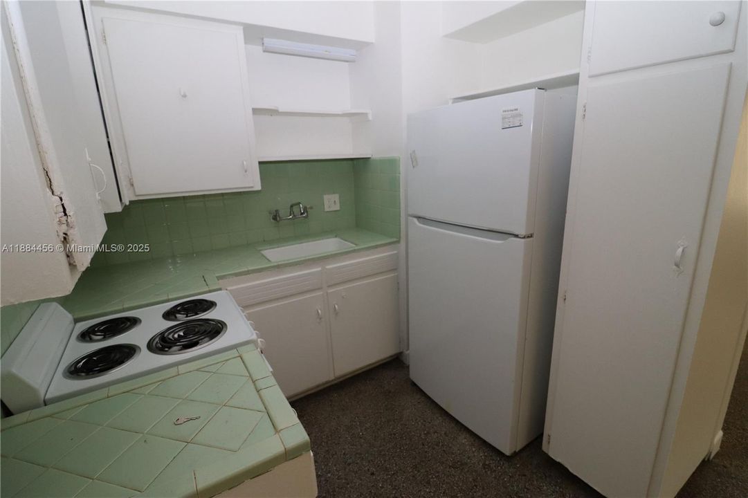 合同活跃: $1,400 (1 贝兹, 1 浴室, 650 平方英尺)