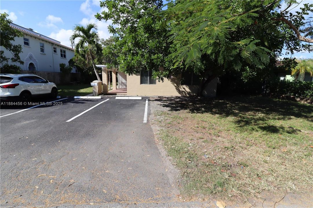 合同活跃: $1,400 (1 贝兹, 1 浴室, 650 平方英尺)