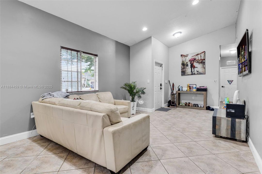 En Venta: $335,000 (3 camas, 2 baños, 1380 Pies cuadrados)