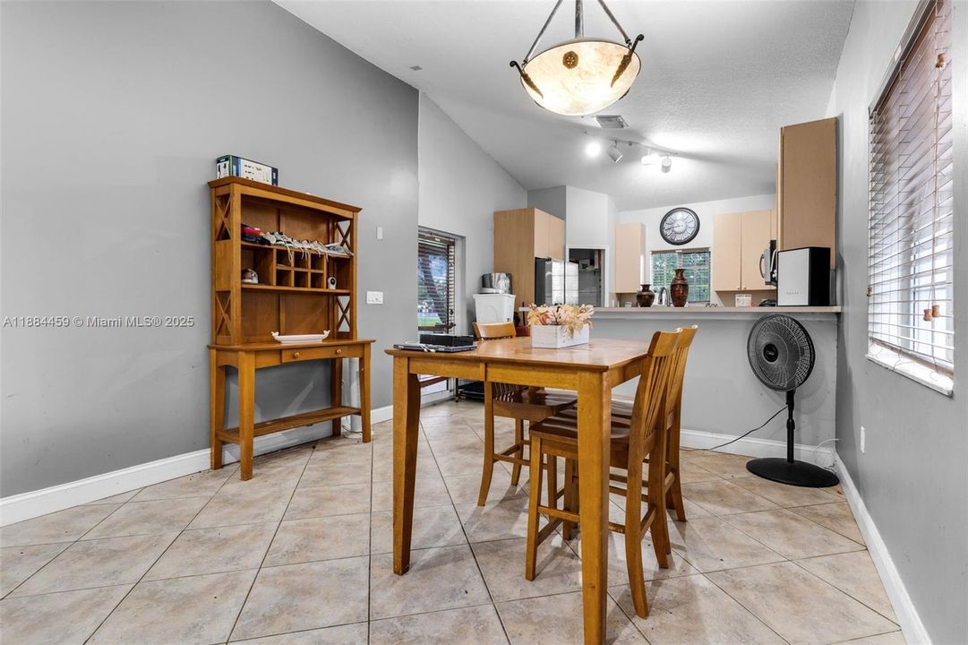 En Venta: $335,000 (3 camas, 2 baños, 1380 Pies cuadrados)