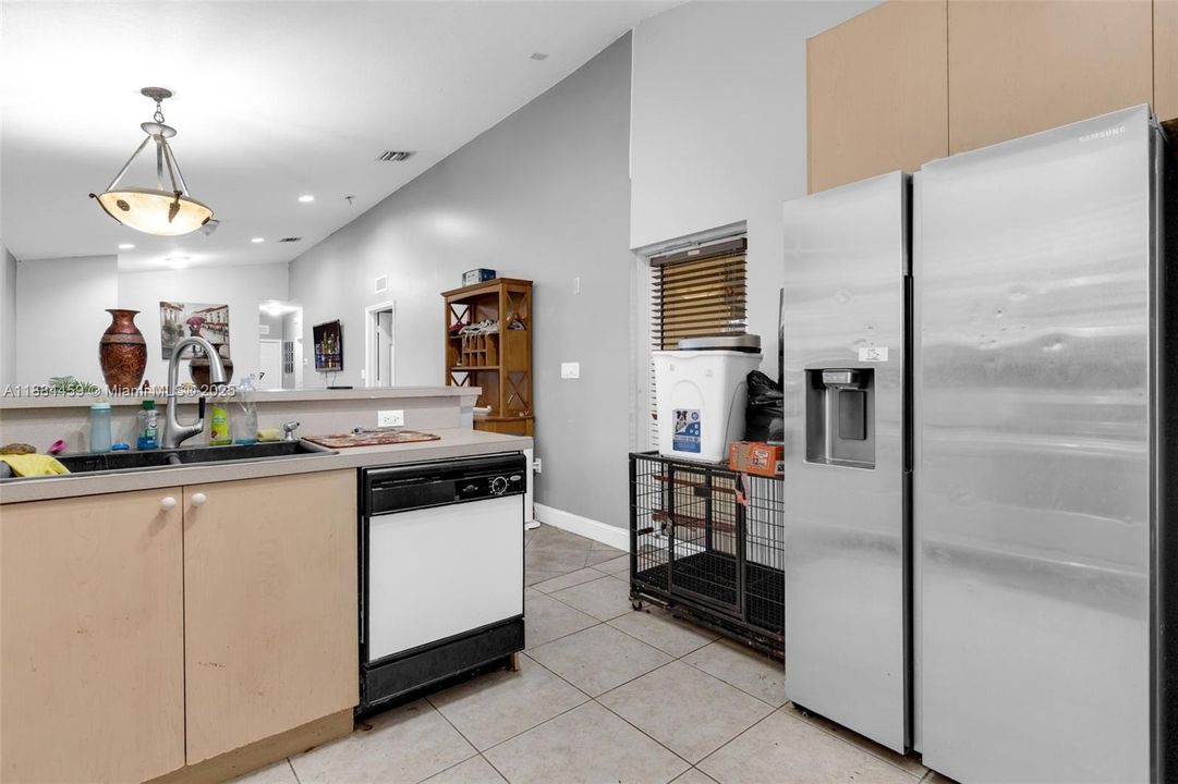 En Venta: $335,000 (3 camas, 2 baños, 1380 Pies cuadrados)