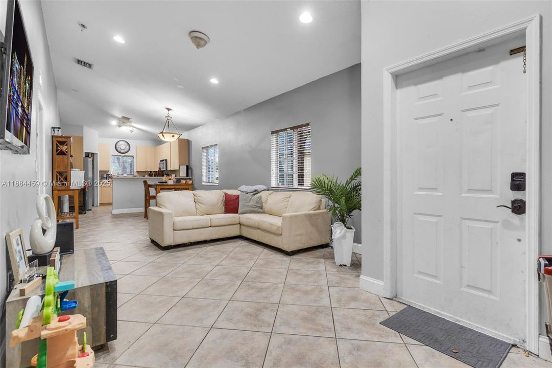 En Venta: $335,000 (3 camas, 2 baños, 1380 Pies cuadrados)