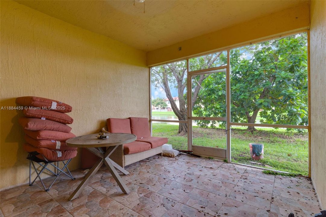 En Venta: $335,000 (3 camas, 2 baños, 1380 Pies cuadrados)