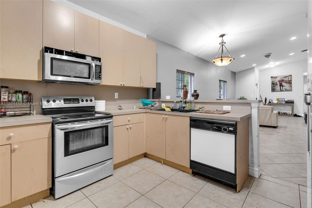 En Venta: $335,000 (3 camas, 2 baños, 1380 Pies cuadrados)