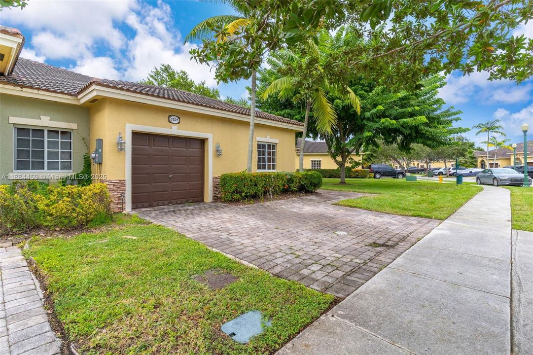 En Venta: $335,000 (3 camas, 2 baños, 1380 Pies cuadrados)