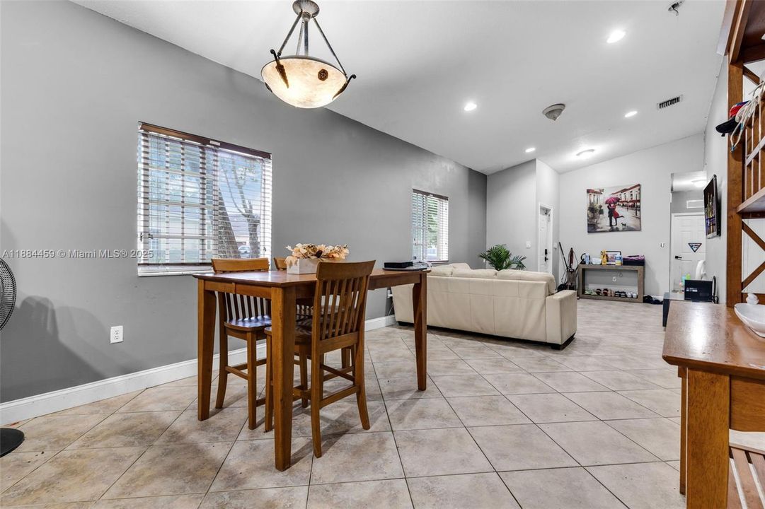 En Venta: $335,000 (3 camas, 2 baños, 1380 Pies cuadrados)