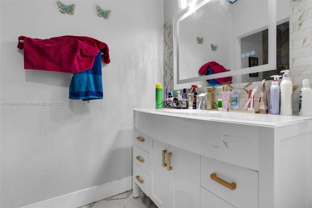 En Venta: $335,000 (3 camas, 2 baños, 1380 Pies cuadrados)