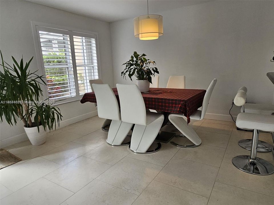 For Sale: $699,999 (2 beds, 2 baths, 1456 Square Feet)