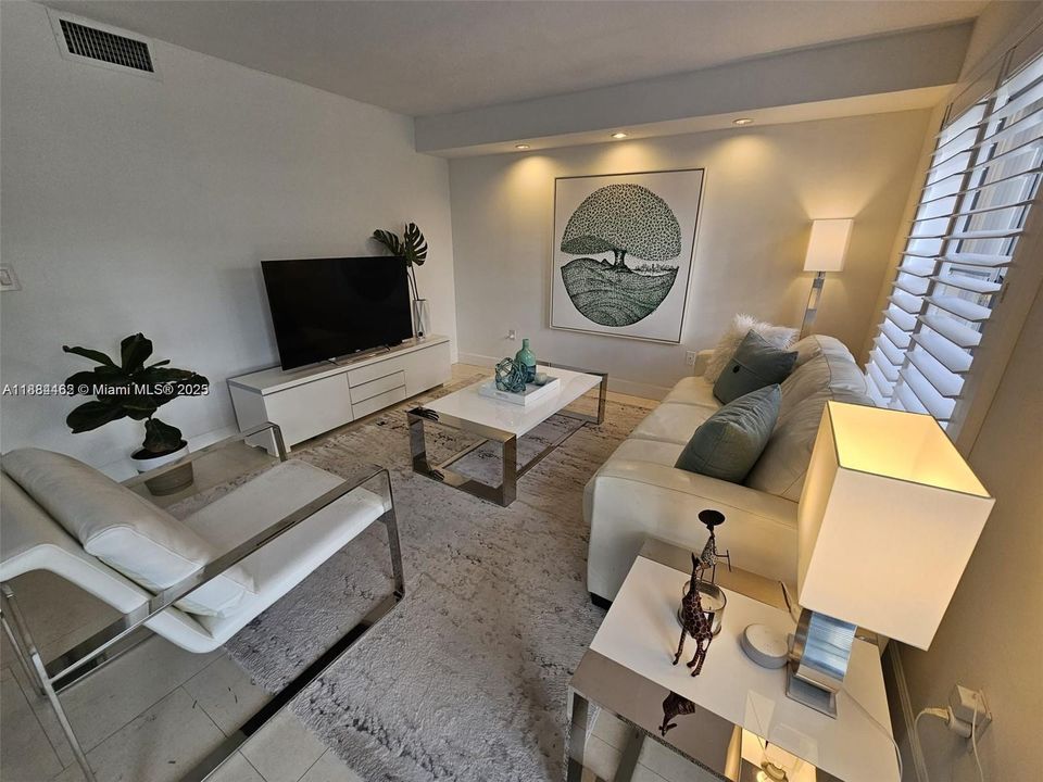 For Sale: $699,999 (2 beds, 2 baths, 1456 Square Feet)