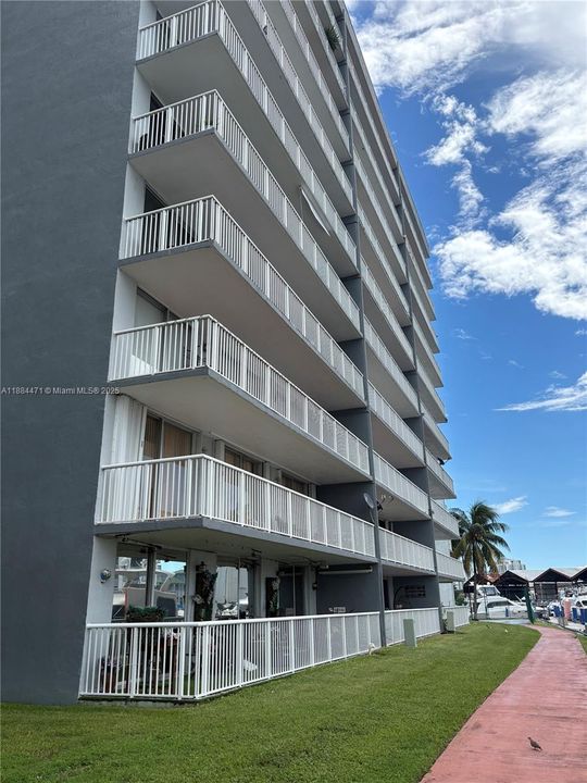 Active With Contract: $250,000 (2 beds, 2 baths, 767 Square Feet)