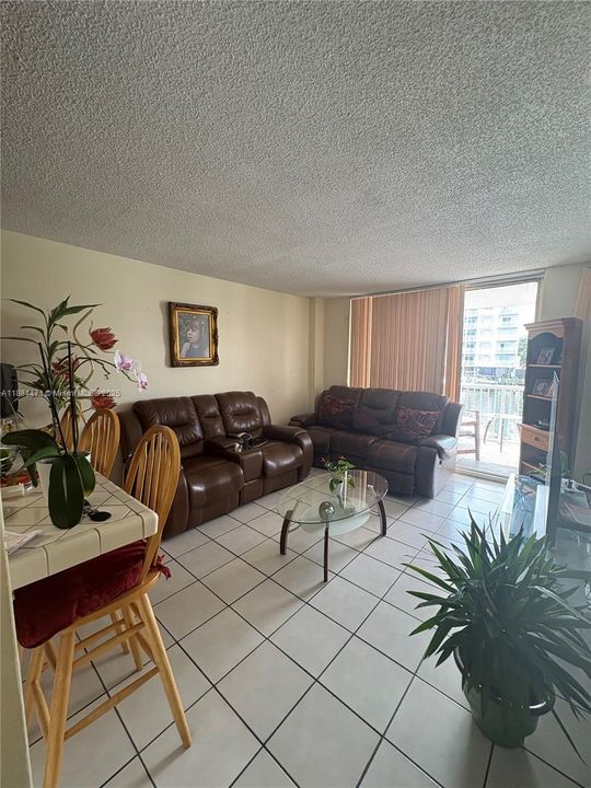 Active With Contract: $250,000 (2 beds, 2 baths, 767 Square Feet)