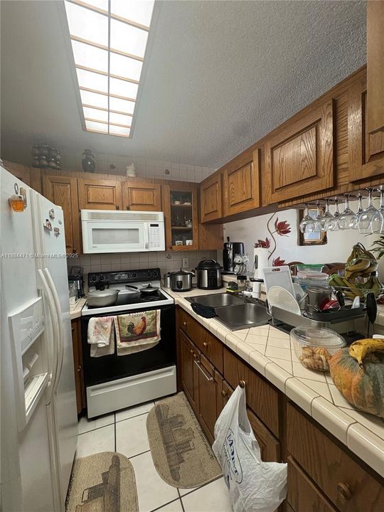 Active With Contract: $250,000 (2 beds, 2 baths, 767 Square Feet)