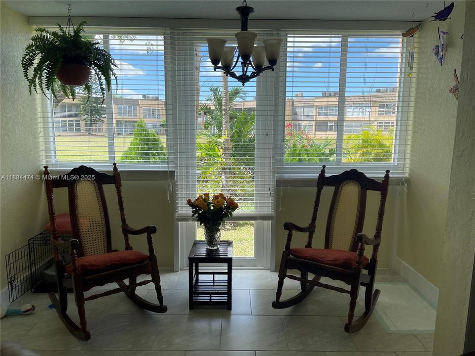 For Sale: $105,999 (1 beds, 1 baths, 620 Square Feet)