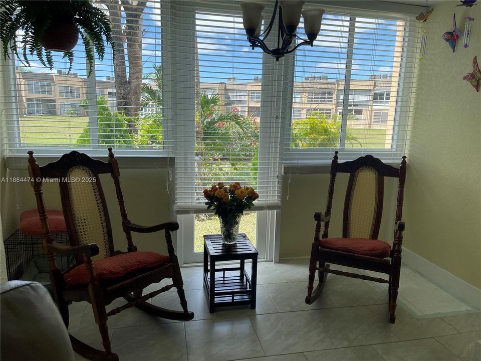 For Sale: $105,999 (1 beds, 1 baths, 620 Square Feet)