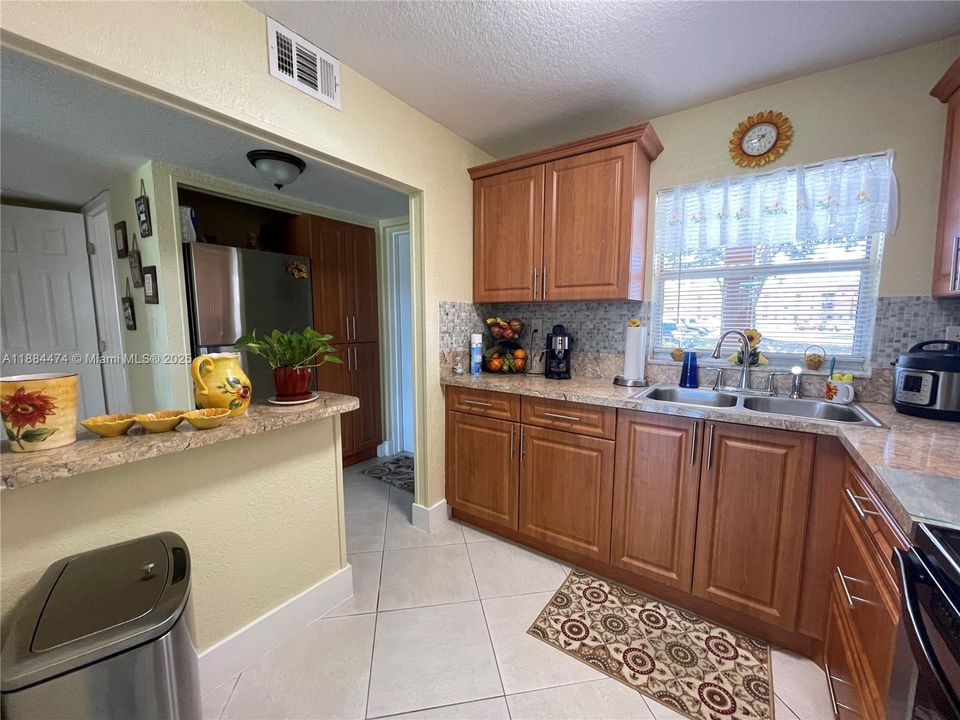 For Sale: $105,999 (1 beds, 1 baths, 620 Square Feet)