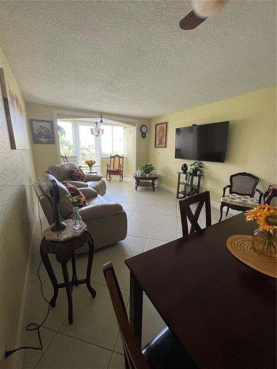 For Sale: $105,999 (1 beds, 1 baths, 620 Square Feet)